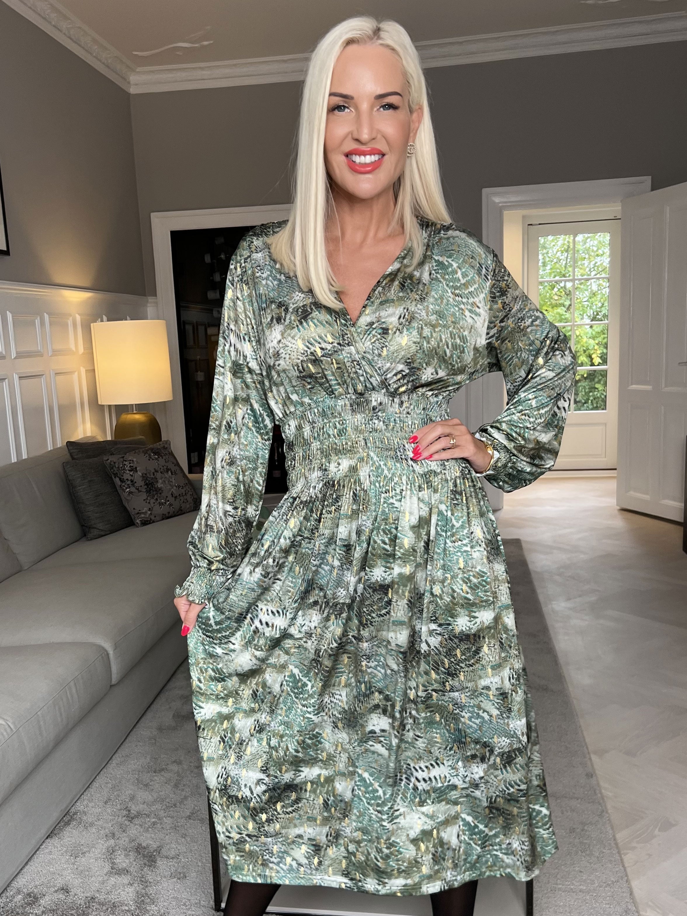 Pams Snake Midi L/S - Resårklänning i skrynkelfritt tyg med lång ärm